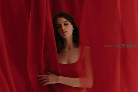 红色帷幕中的神秘女子