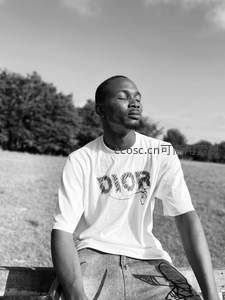 黑白光影中闭目休憩的青年