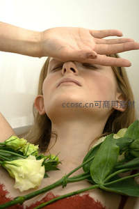 花丛中遮眼仰望的静谧瞬间