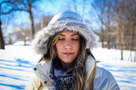 雪中闭目享受冬日宁静的女子