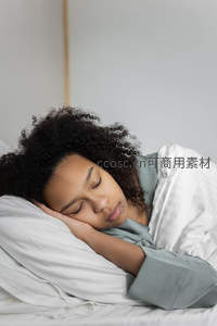 侧卧入眠，卷发轻柔贴枕的静谧瞬间