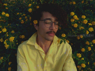 花丛中的沉思青年，闭目享受宁静时光