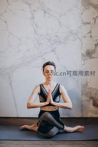 瑜伽女子盘坐冥想，大理石背景显禅意