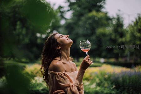 雨中举杯仰望天空的惬意时光