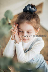 小女孩双手托腮静谧沉思瞬间