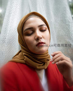 闭目沉思的穆斯林女性，头巾与红衣的宁静之美