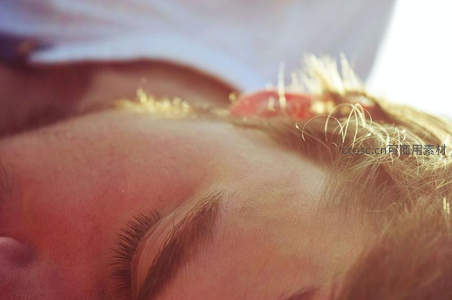 阳光洒落男孩脸颊的温柔特写镜头