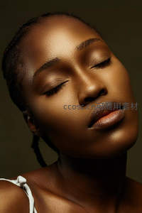 闭目养神的黑人女性特写