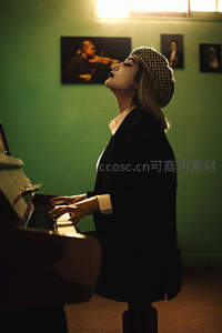 绿墙下的钢琴演奏者闭目沉醉于旋律之中