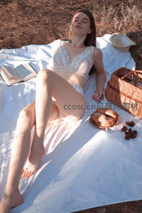 白衣女子野餐躺卧草地阅读