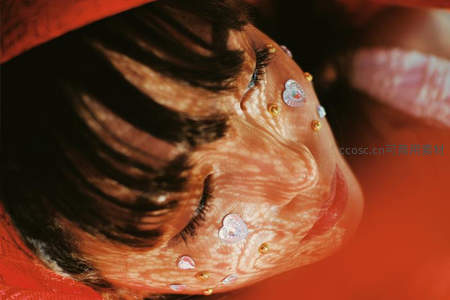 婴儿脸颊贴满闪亮爱心装饰