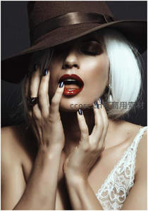 白发女郎戴帽涂红唇手抚面颊
