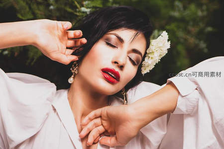 花间美人闭目沉思，红唇如火