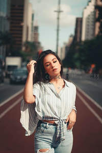 都市街头时尚女郎，条纹上衣飘逸