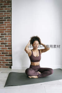 女子盘坐瑜伽垫冥想放松身心