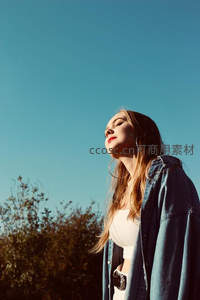 户外阳光下女子仰望蓝天