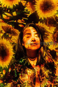 向日葵光影中女子静谧闭目