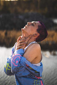 紫发青年湖畔仰望天空，享受宁静时光