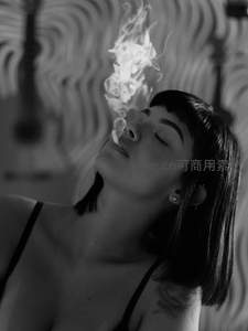 黑白烟雾中的沉思时刻