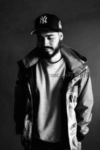 街头风格的沉静男子