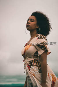 海边花裙女子仰望天空，感受自然气息