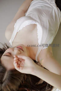 白衣女子闭目躺卧，手轻触脸颊展现柔美