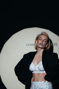 金发女郎光影中展露时尚魅力