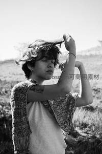 黑白光影下的自由灵魂，田野间随风舞动