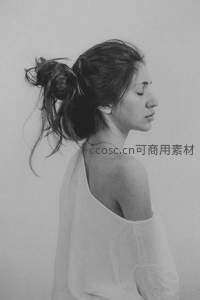 黑白侧影：女子盘发闭目显静谧