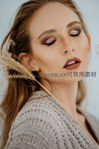 干草轻拂脸颊的温柔妆容特写