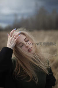风中田野的忧郁少女