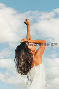 蓝天白云下伸展的自由身影