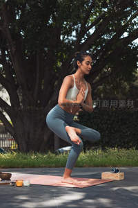 公园树荫下优雅树式瑜伽