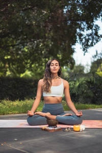 林间静坐冥想享受心灵宁静