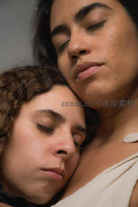 亲密依偎的双人特写