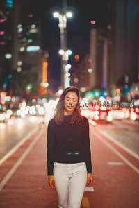 夜色街头独行的沉静女子