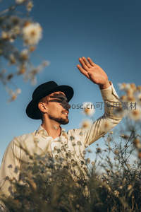 花丛中的绅士挥手致意