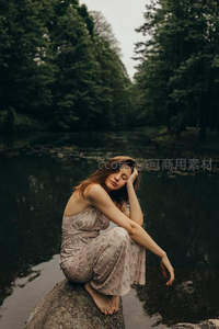 湖畔石上沉思的女子