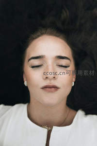 闭目养神的宁静面容