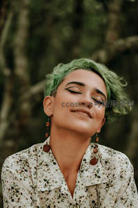 绿发女子闭目享受林间宁静时光