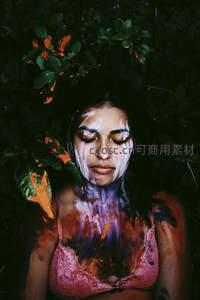 彩绘女子静卧叶丛中宛如自然精灵