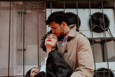 街头情侣依偎亲昵瞬间