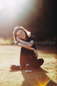 夕阳下草地上的灿烂笑容