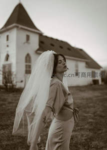 教堂前披纱新娘的沉思剪影