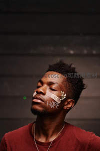 男子面颊贴纸条写满希望与关怀