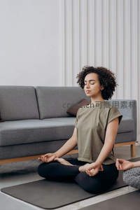 女子盘腿打坐练习瑜伽冥想