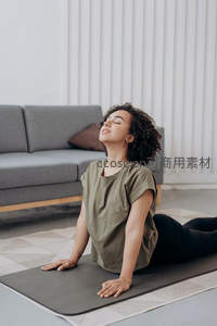女子后仰伸展享受瑜伽时光