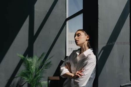 光影中的沉思女子，简约白衬衫与几何阴影