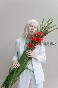 白发女子怀抱红花闭目