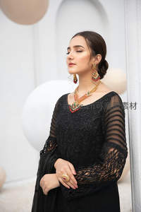 黑纱礼服女子佩戴金饰闭目